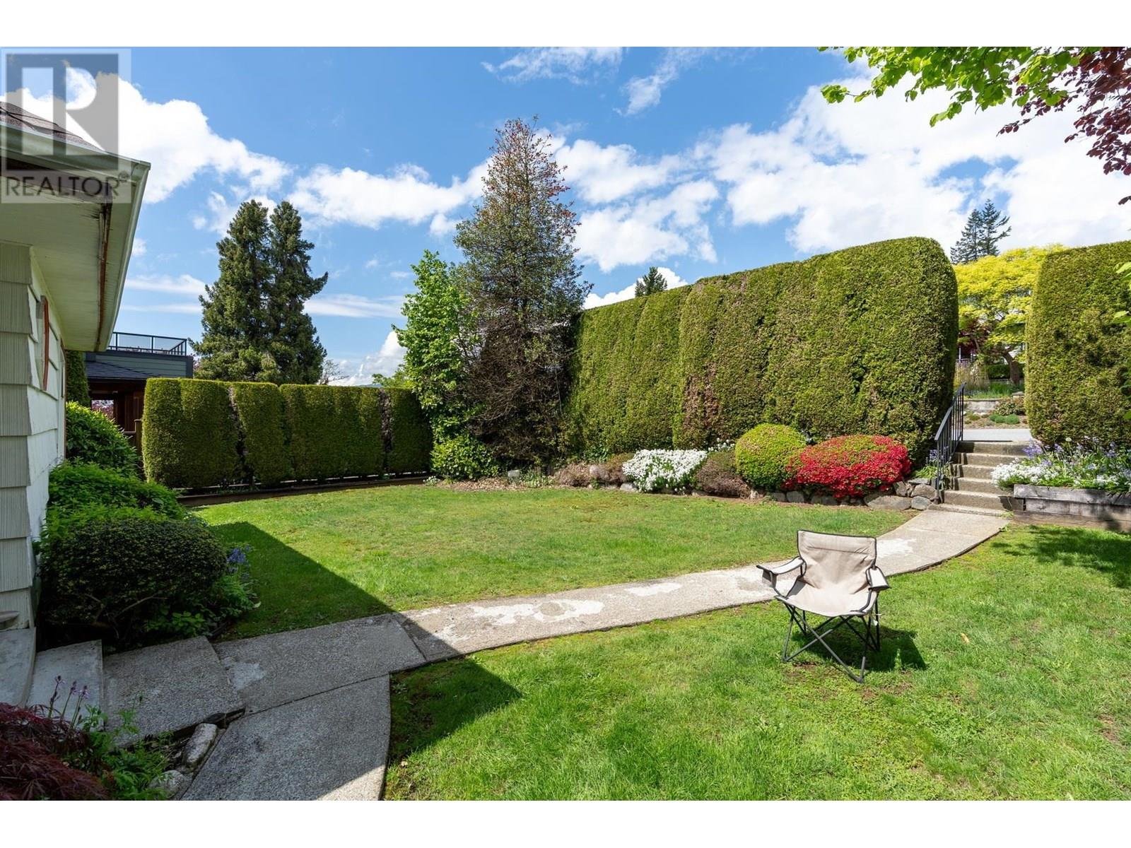 443 E 17th Street, North Vancouver, British Columbia  V7L 2W3 - Photo 4 - R3013890
