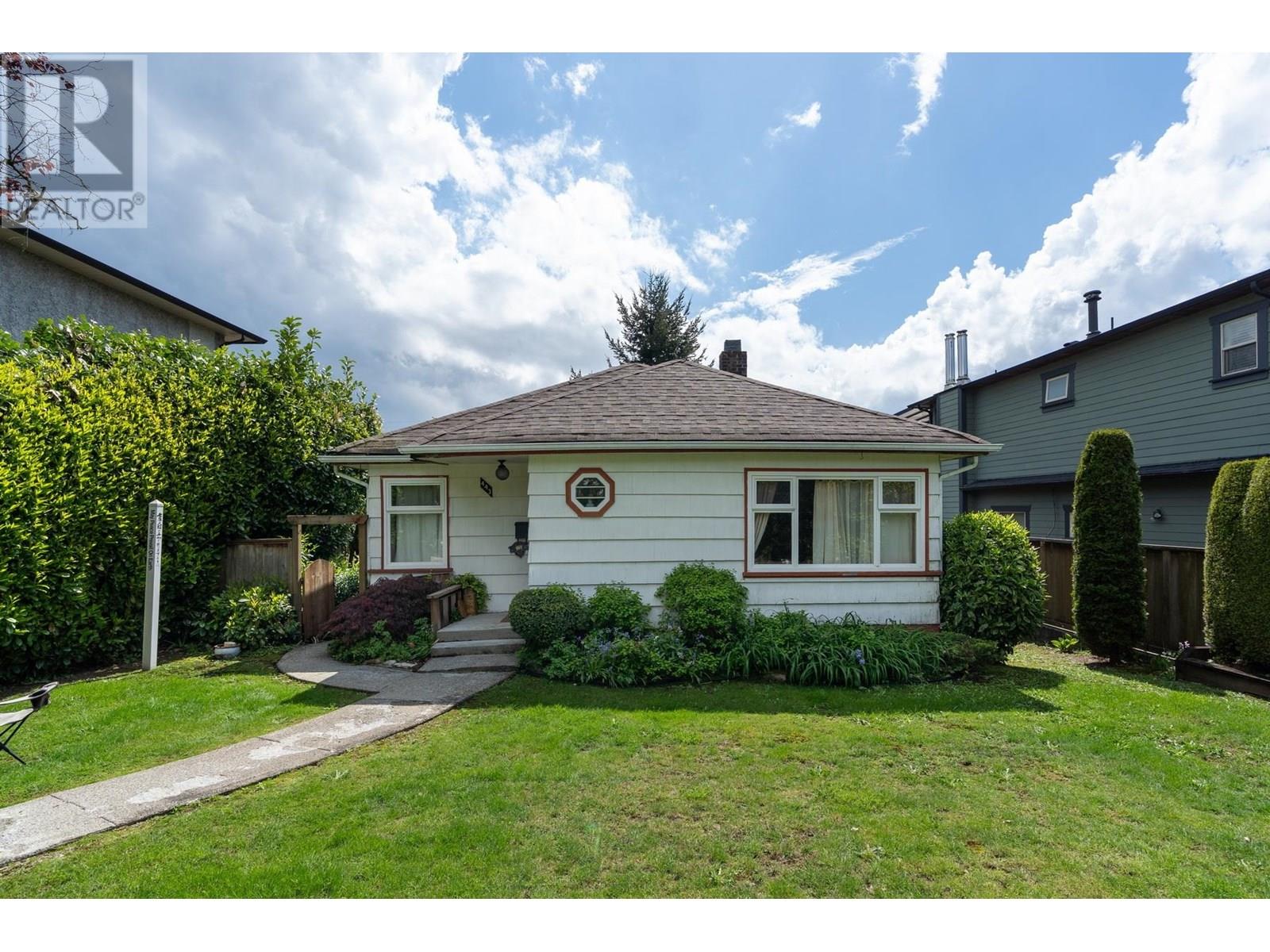 443 E 17TH STREET, North Vancouver, British Columbia