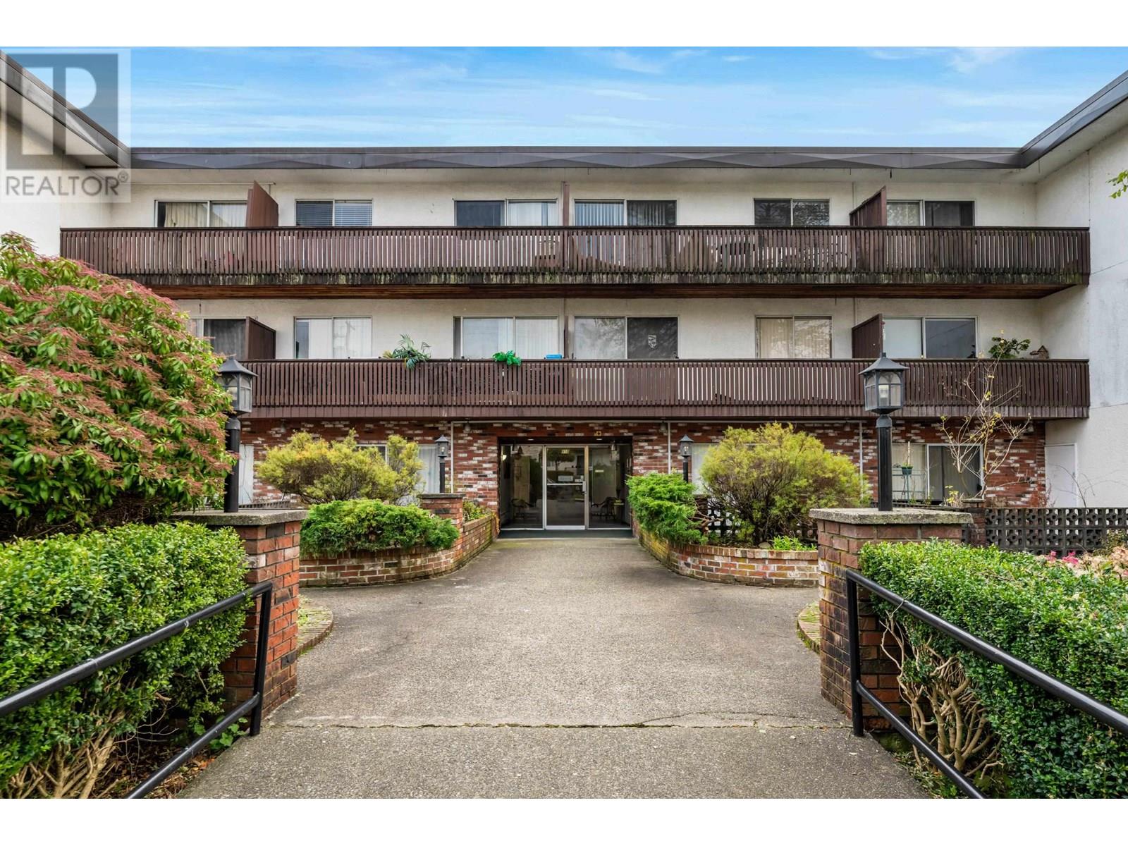 Property at 212 910 FIFTH AVENUE image 4