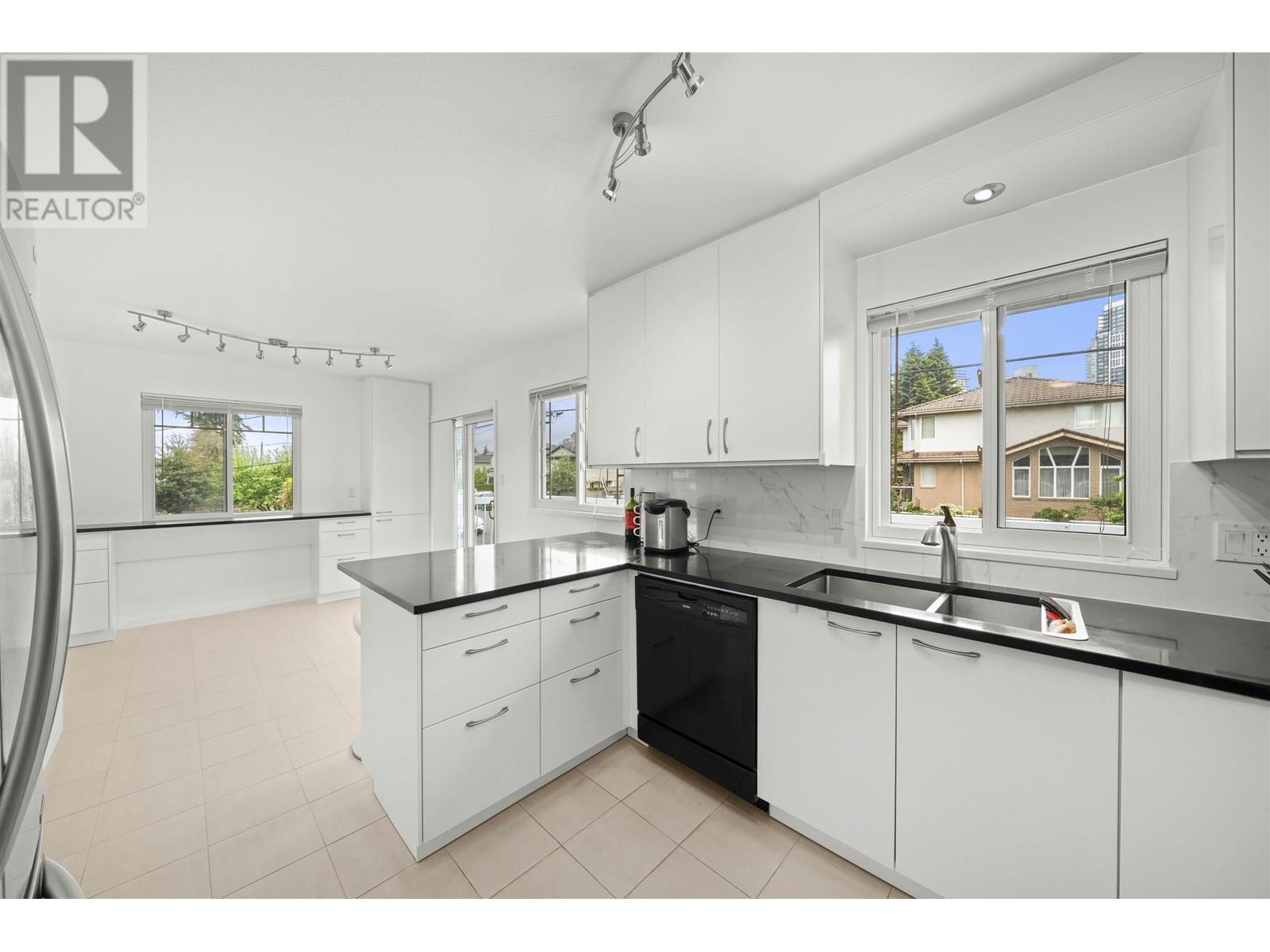 4398 Hurst Street, Burnaby, British Columbia  V5J 1M9 - Photo 8 - R3013933