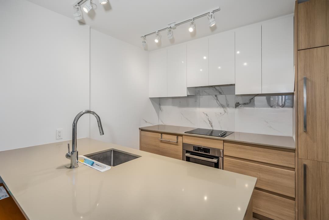 1904 10626 City Parkway, Surrey, British Columbia  V3T 0S3 - Photo 2 - R3013844