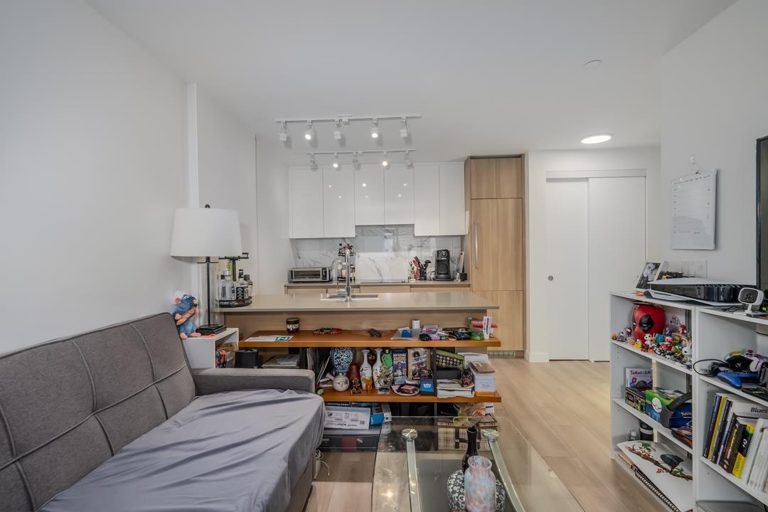 1904 10626 City Parkway, Surrey, British Columbia  V3T 0S3 - Photo 8 - R3013844