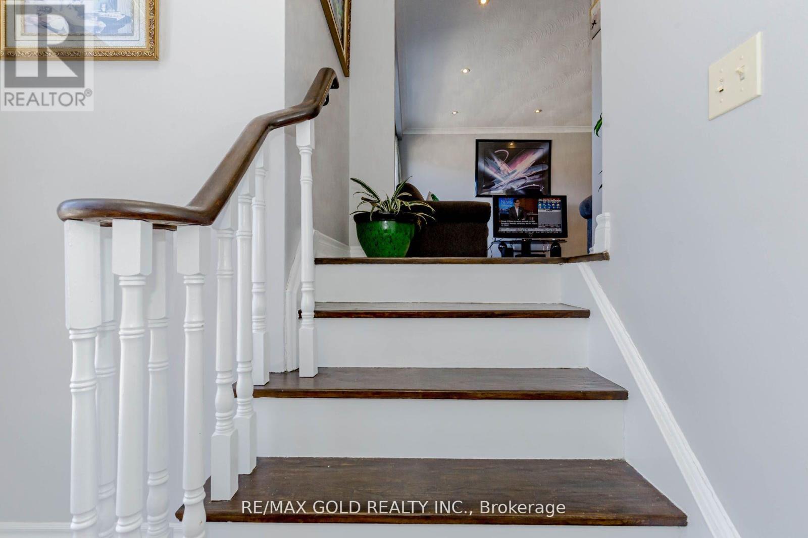 298 Royal Salisbury Way, Brampton, Ontario  L6V 3G5 - Photo 5 - W12211240