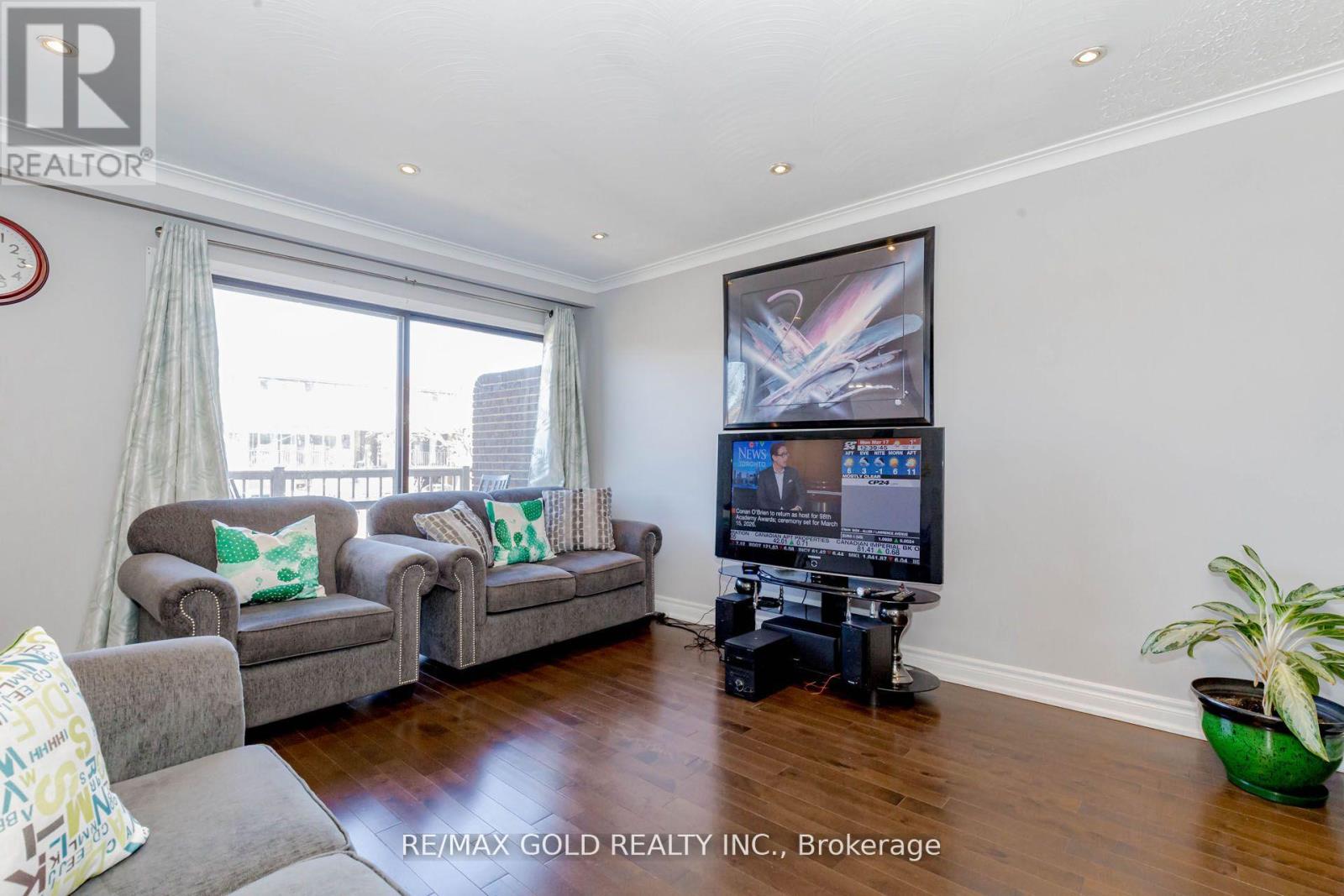 298 Royal Salisbury Way, Brampton, Ontario  L6V 3G5 - Photo 7 - W12211240