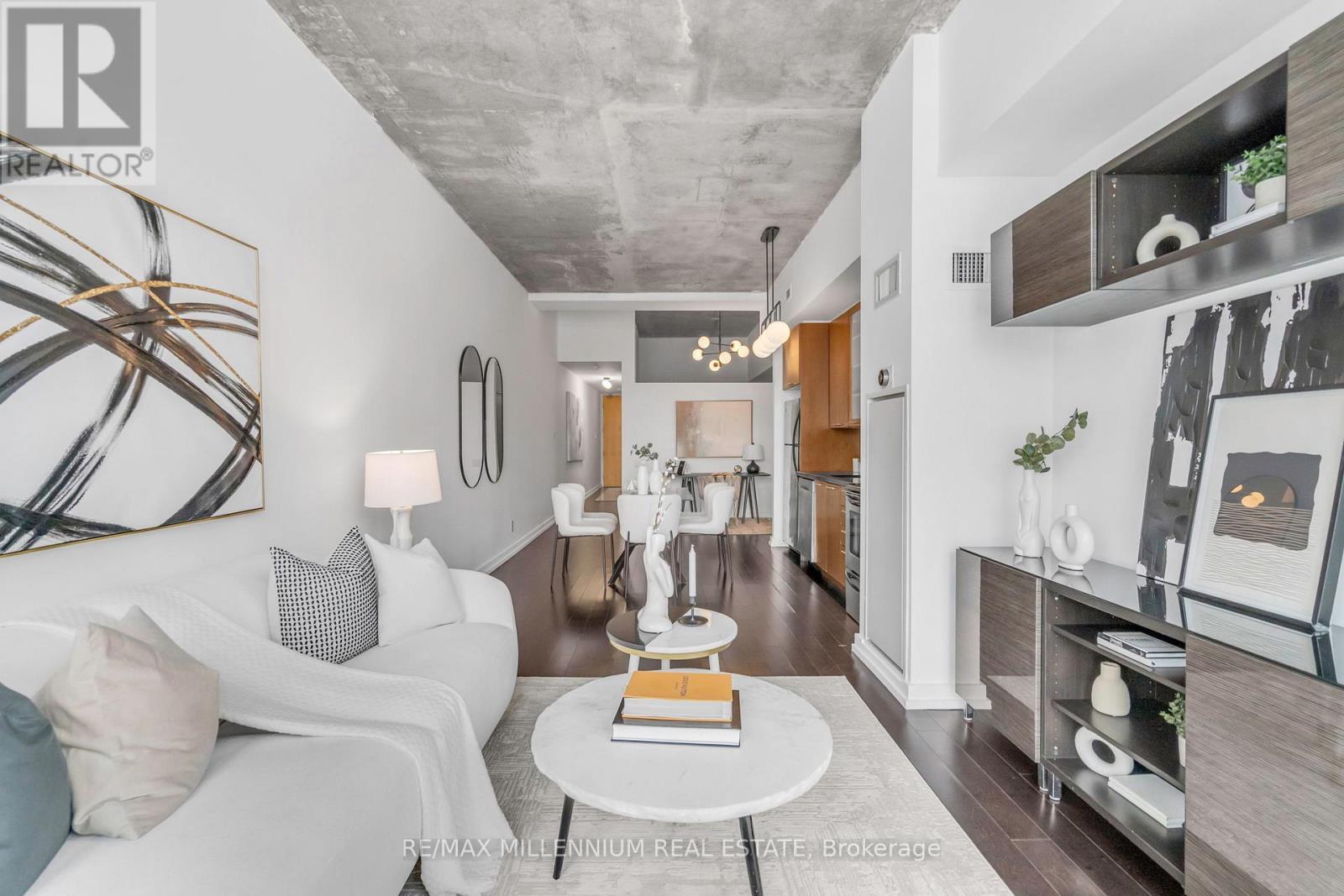 <div class="slider-price">$749,995</div><p>501 - 33 Mill Street, Toronto, Ontario</p>
