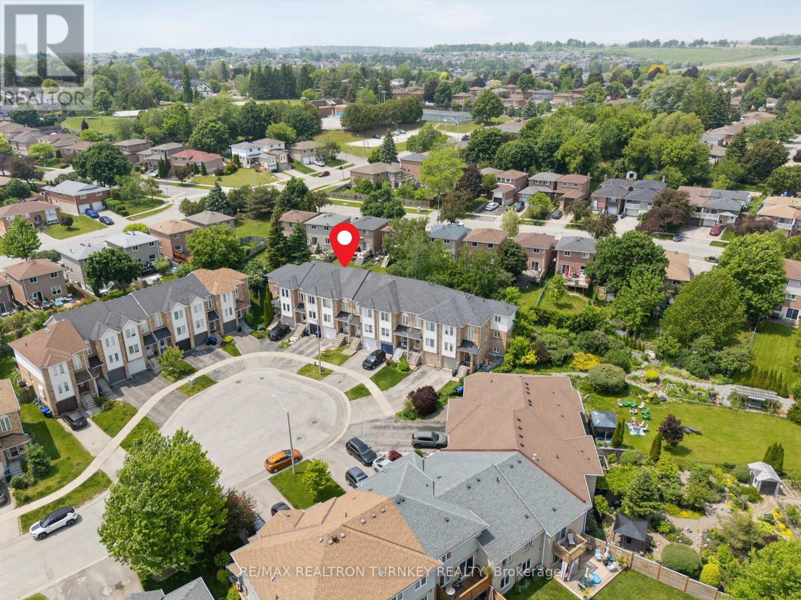 66 Natale Court, Bradford West Gwillimbury, Ontario  L3Z 3B1 - Photo 2 - N12198939