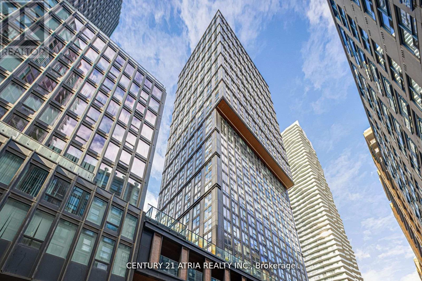 <div class="slider-price">$740,000</div><p>1915 - 82 Dalhousie Street, Toronto, Ontario</p>