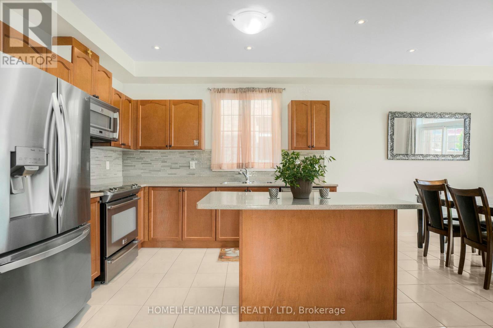 2215 Dawson Crescent, Innisfil, Ontario  L9S 0G9 - Photo 12 - N12211152