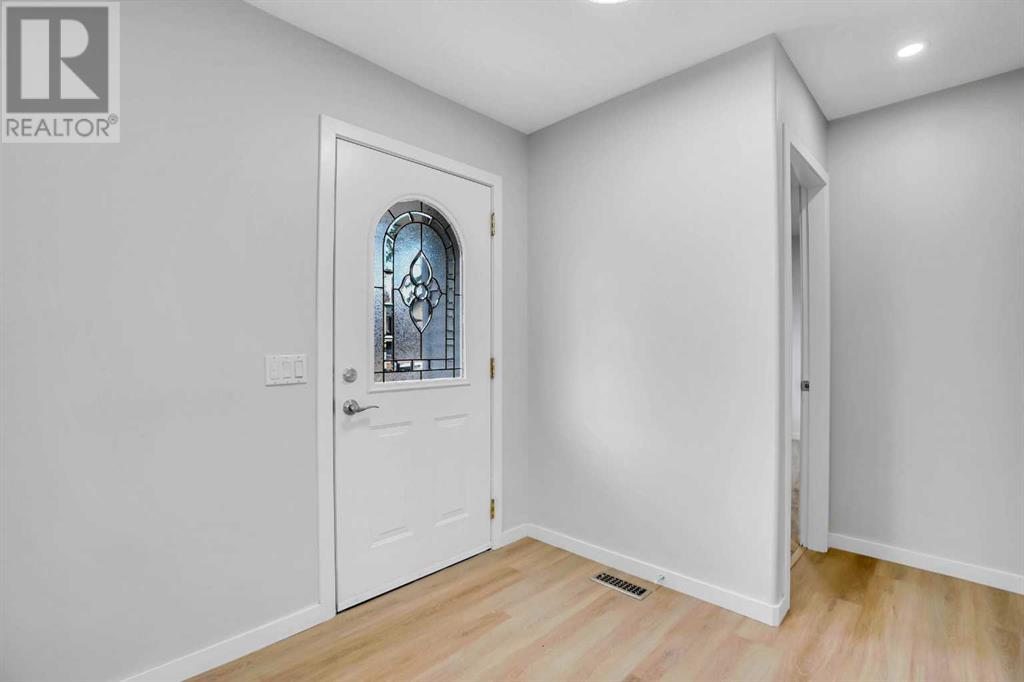 479 Berkley Crescent Nw, Calgary, Alberta  T3K 1A9 - Photo 2 - A2214697