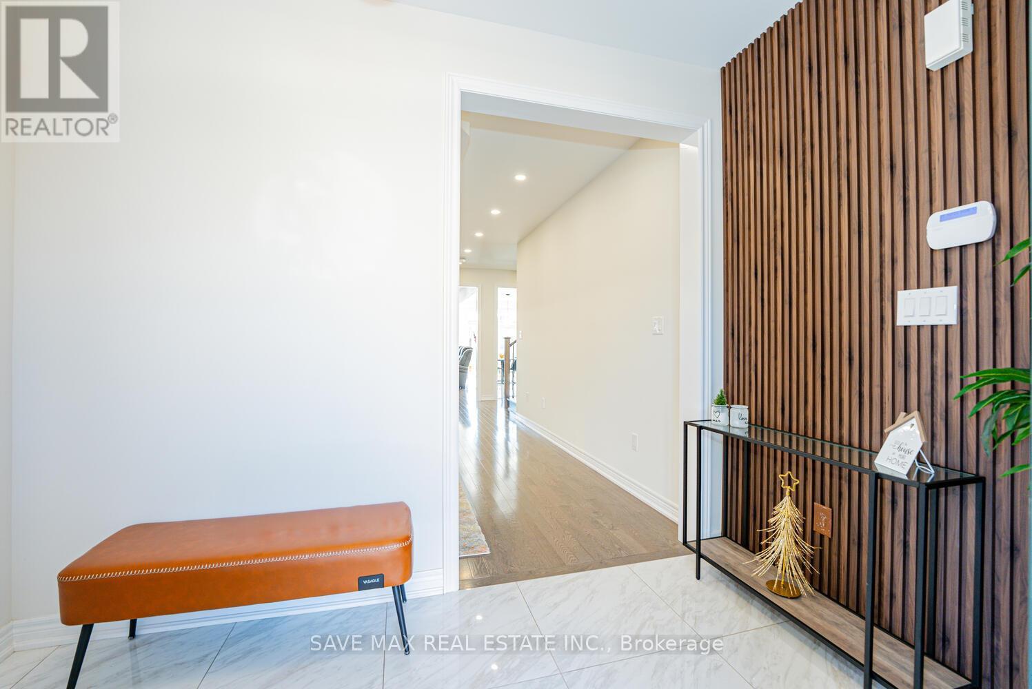 22 Fruitvale Circle, Brampton, Ontario  L7A 5B8 - Photo 4 - W12211258