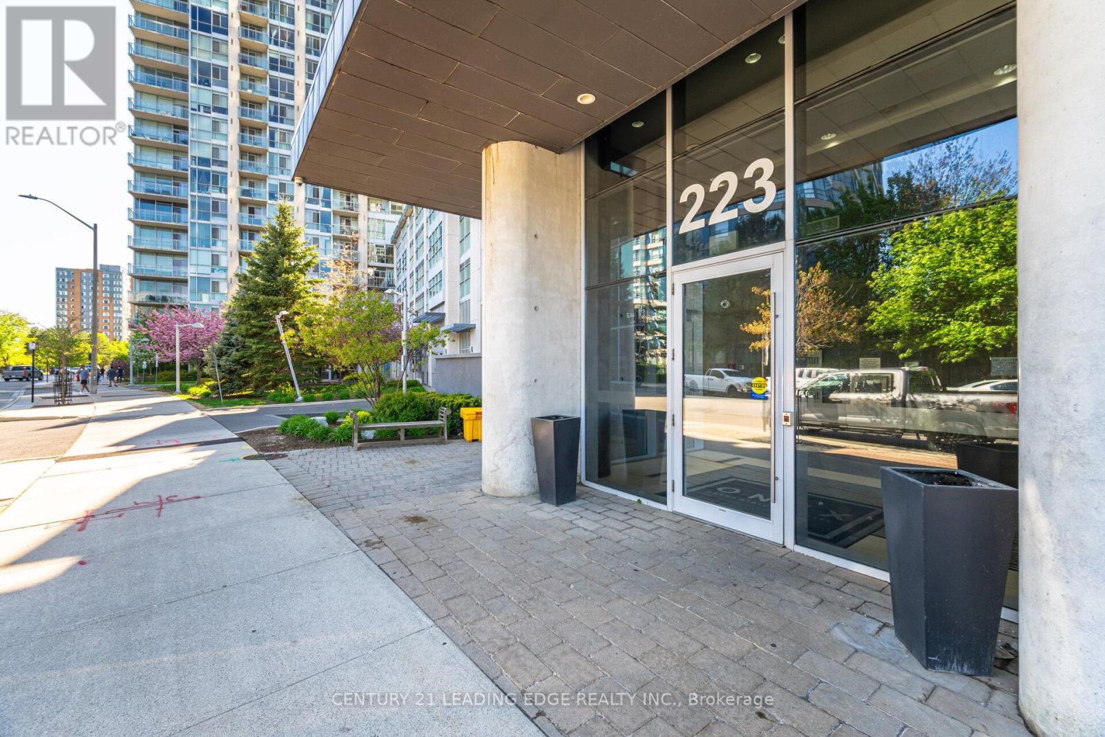 201 - 223 Webb Drive S, Mississauga (City Centre), Ontario  L5B 0E8 - Photo 3 - W12211270