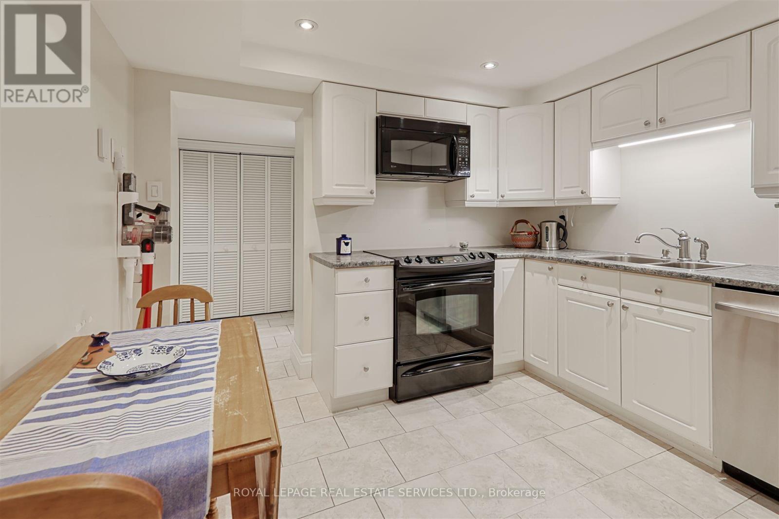 169 Morrison Road, Oakville, Ontario  L6J 4J3 - Photo 27 - W12211292