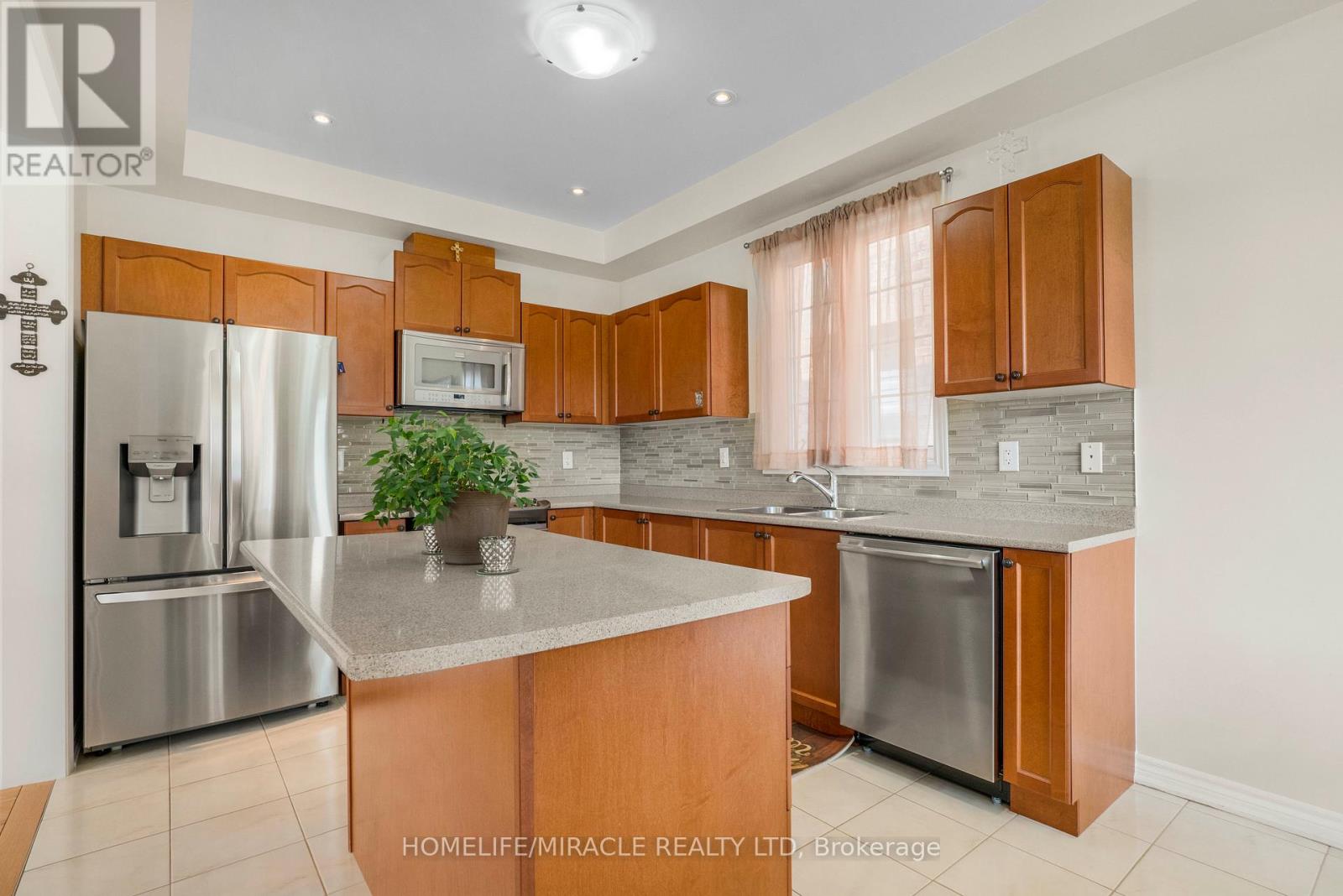2215 Dawson Crescent, Innisfil, Ontario  L9S 0G9 - Photo 10 - N12211152