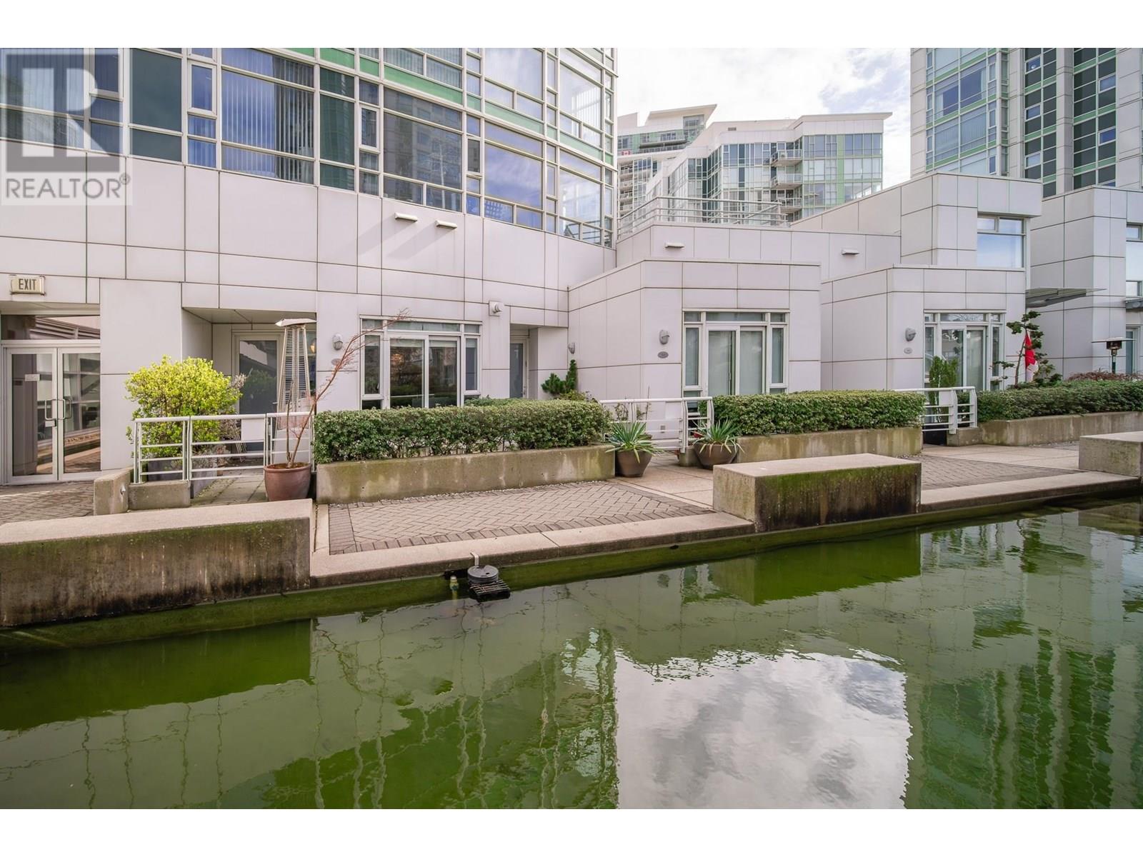 301 198 Aquarius Mews, Vancouver, British Columbia  V6Z 2Y4 - Photo 3 - R3013985