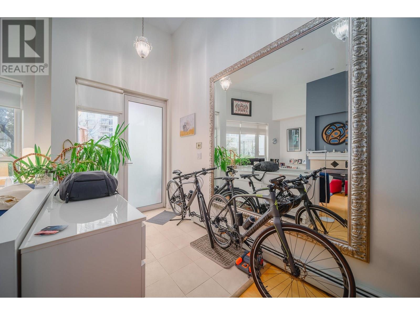 301 198 Aquarius Mews, Vancouver, British Columbia  V6Z 2Y4 - Photo 6 - R3013985