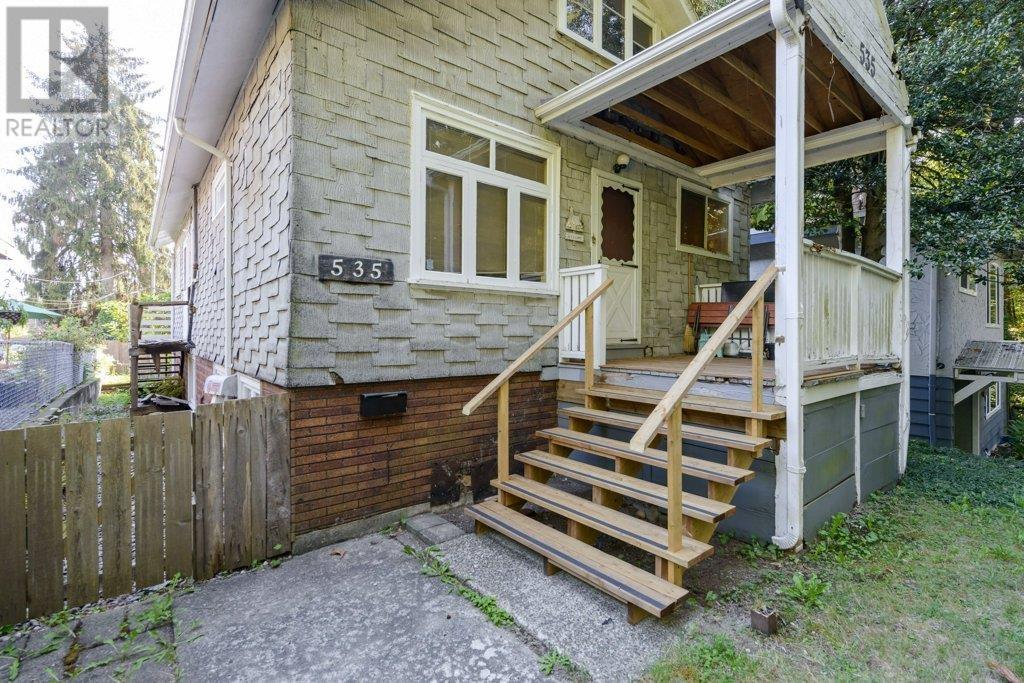 535 W 15th Street, North Vancouver, British Columbia  V7M 1S8 - Photo 3 - R3014004