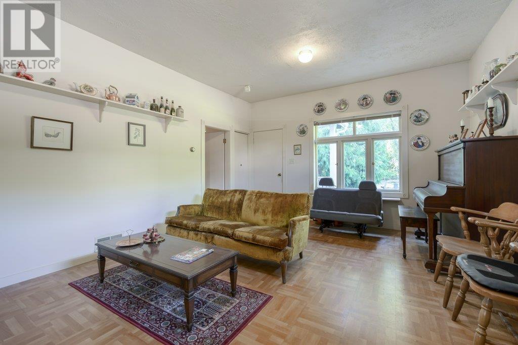 535 W 15th Street, North Vancouver, British Columbia  V7M 1S8 - Photo 8 - R3014004