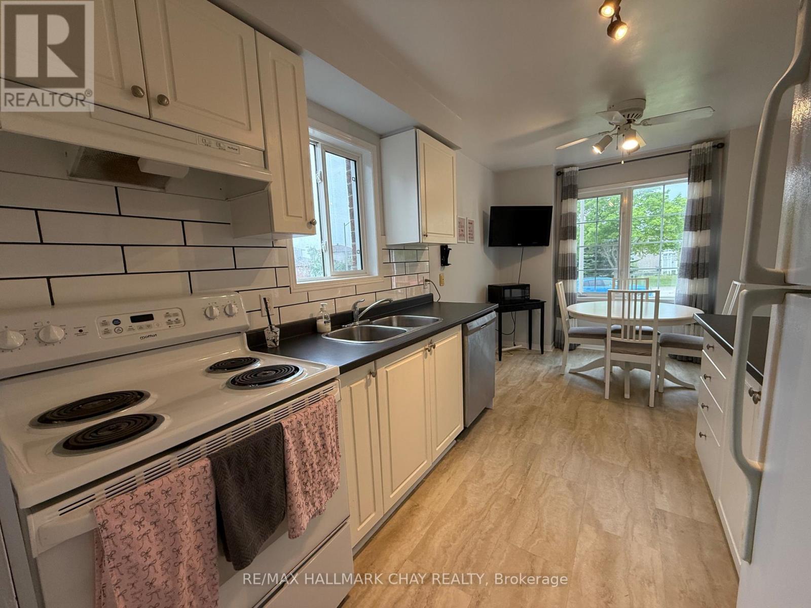 29 Golds Crescent, Barrie, Ontario  L4N 8R5 - Photo 2 - S12211305