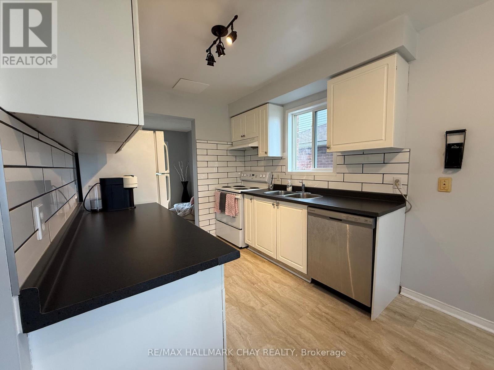 29 Golds Crescent, Barrie, Ontario  L4N 8R5 - Photo 3 - S12211305