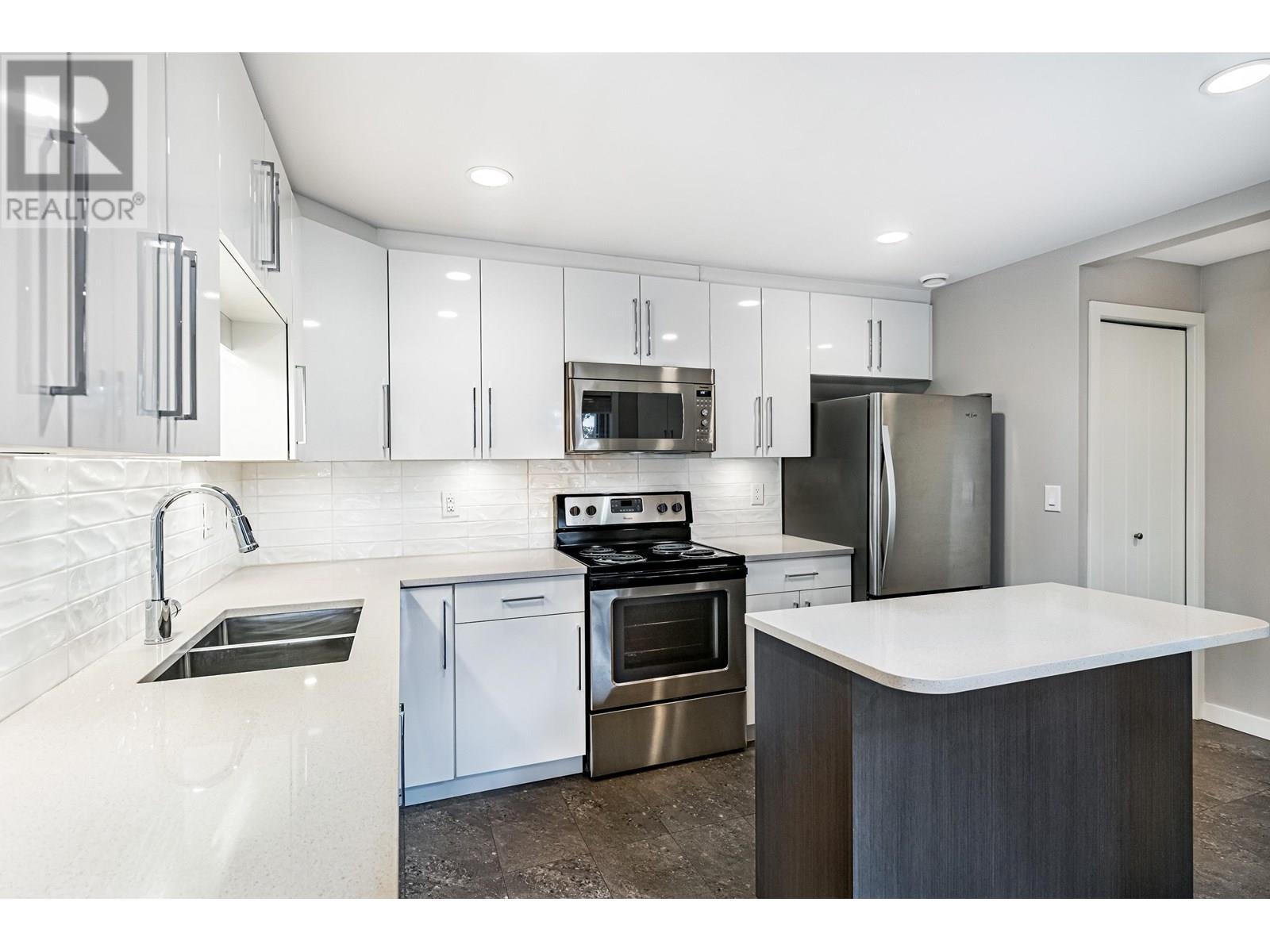 305 2915 Glen Drive, Coquitlam, British Columbia  V3B 7H8 - Photo 2 - R3012122