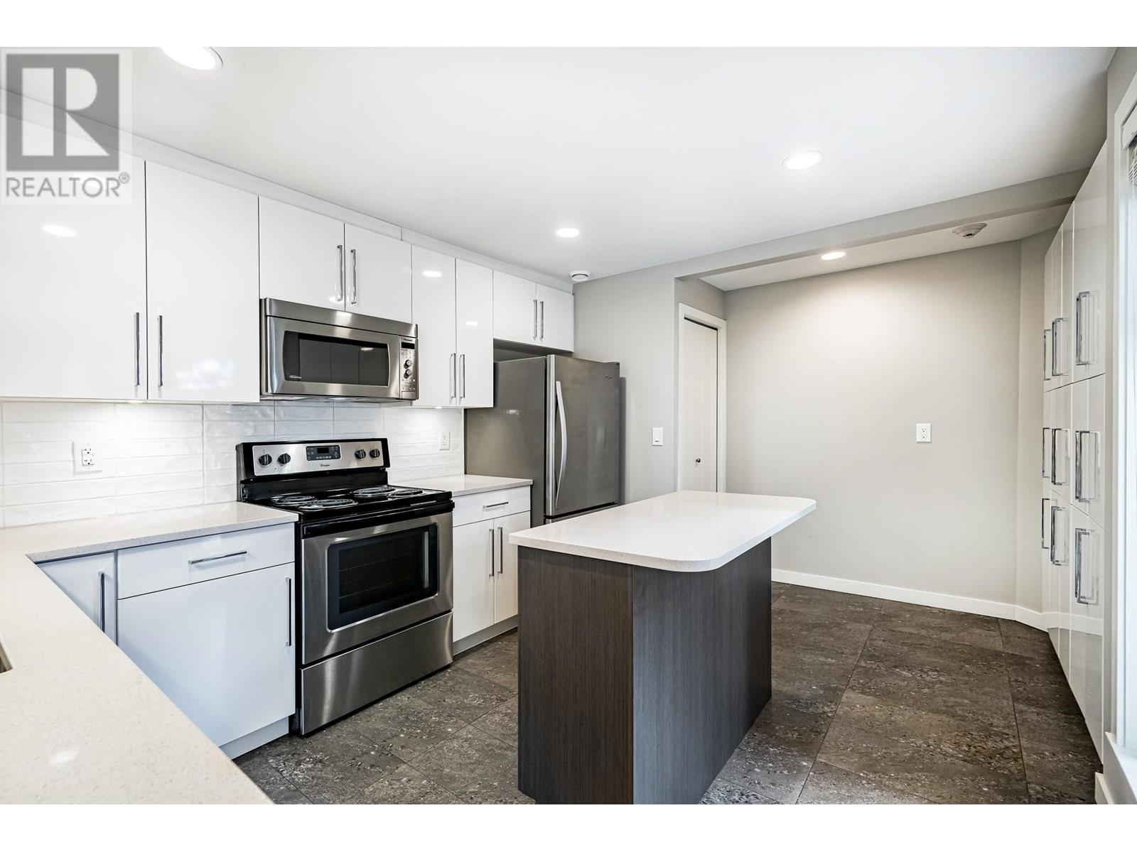 305 2915 Glen Drive, Coquitlam, British Columbia  V3B 7H8 - Photo 3 - R3012122