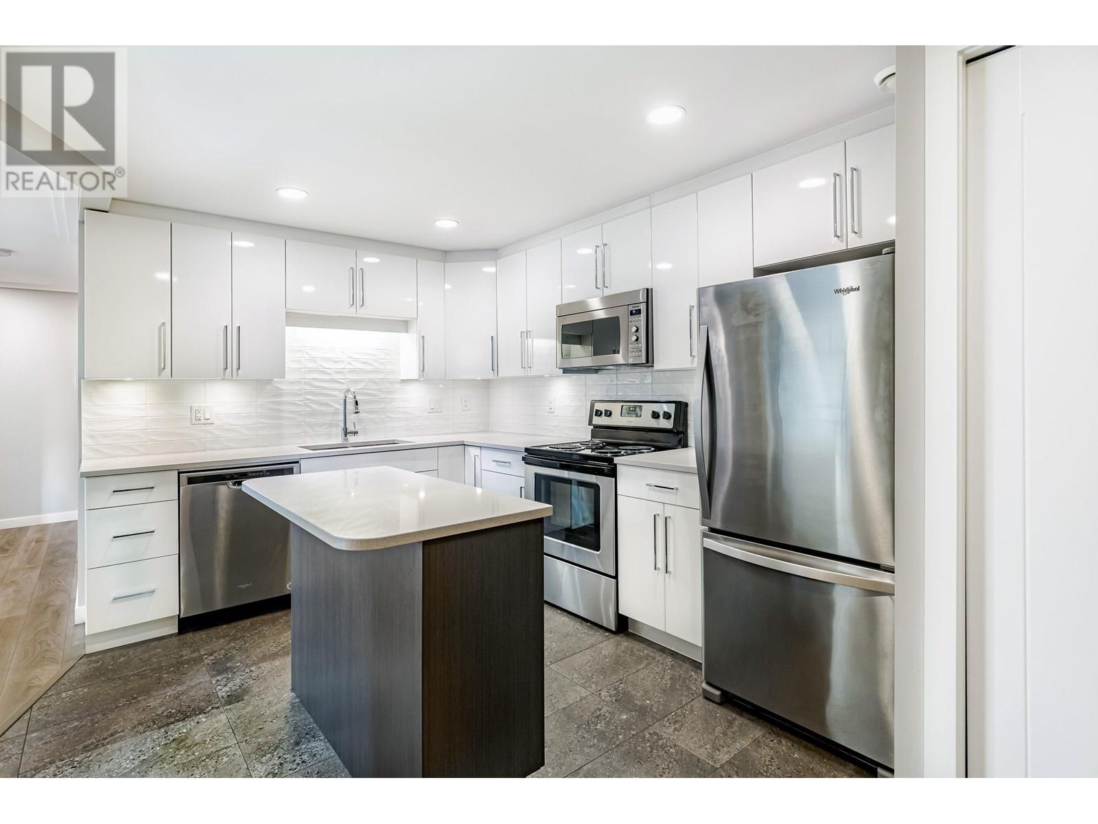 305 2915 GLEN DRIVE, Coquitlam, British Columbia