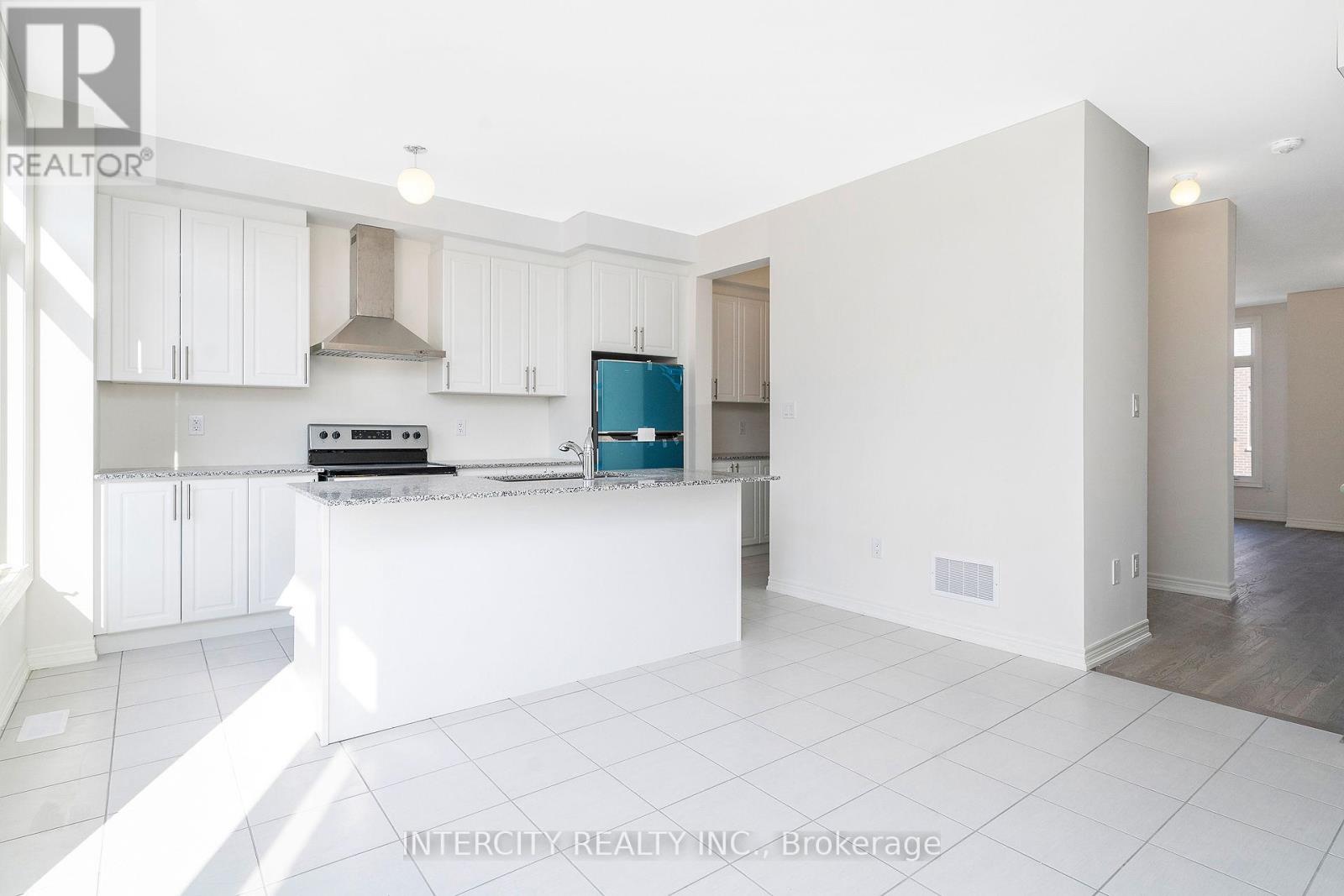 12 Queenpost Drive, Brampton, Ontario  L6Y 6L2 - Photo 10 - W12211295