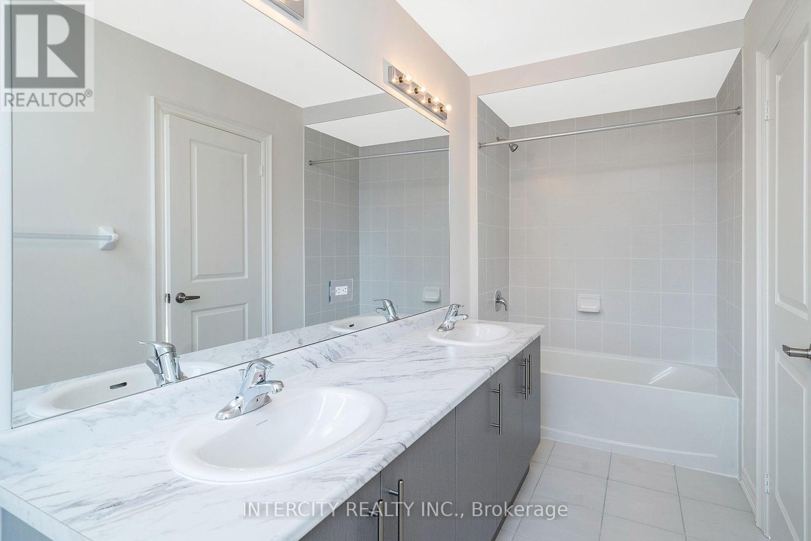 12 Queenpost Drive, Brampton, Ontario  L6Y 6L2 - Photo 23 - W12211295