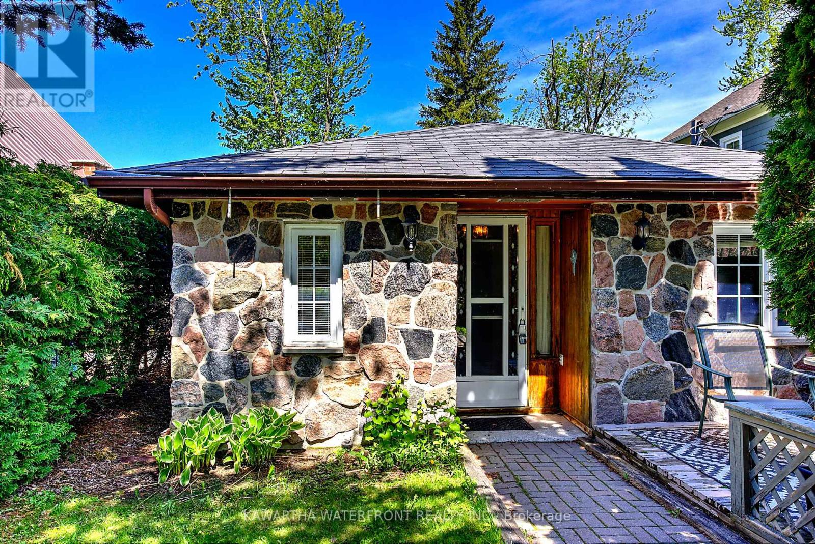 6 Oriole Road, Kawartha Lakes (Fenelon Falls), Ontario  K0M 1N0 - Photo 4 - X12211360