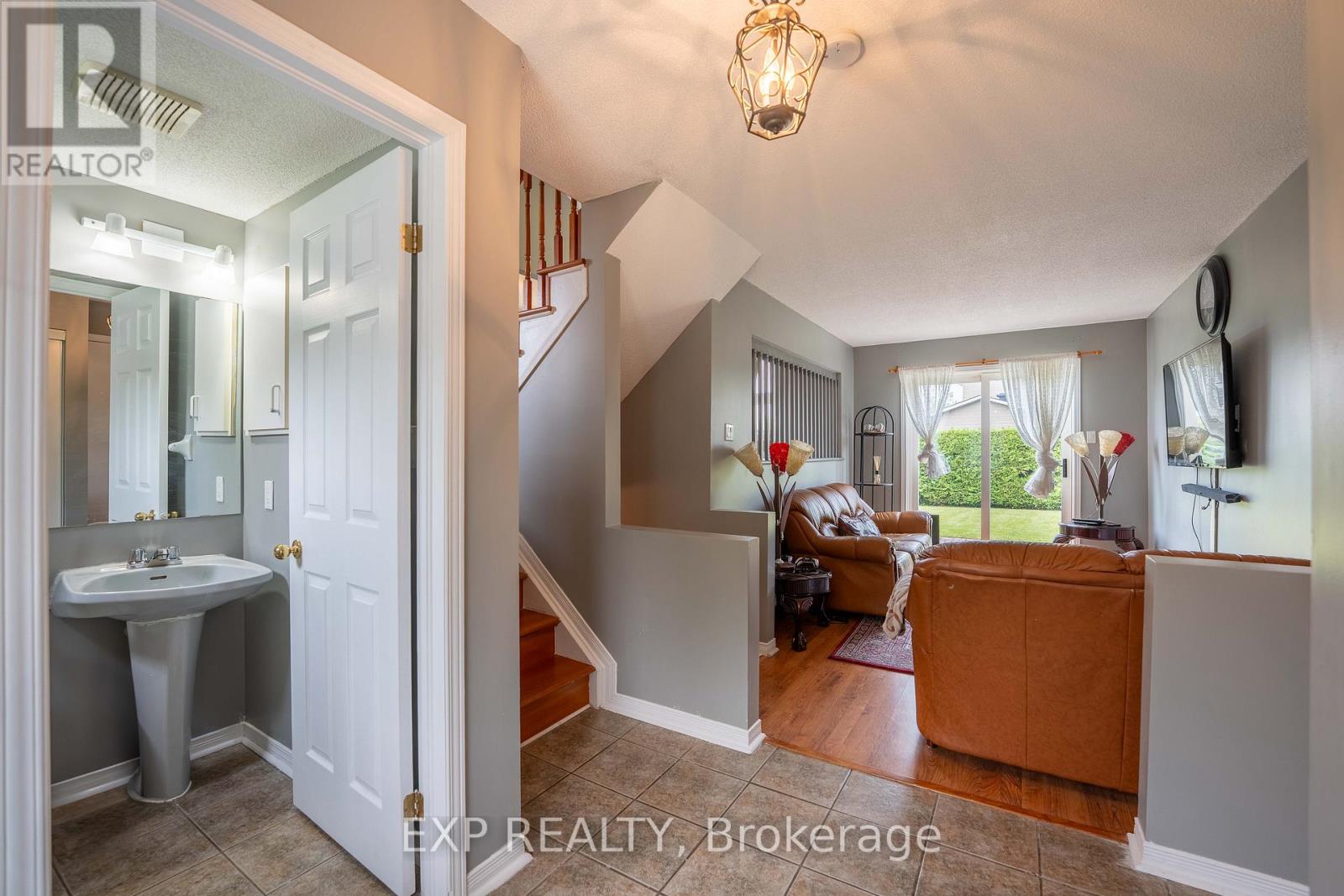 3379 Descotes Circle, Clarence-Rockland, Ontario  K4K 1A8 - Photo 4 - X12211358