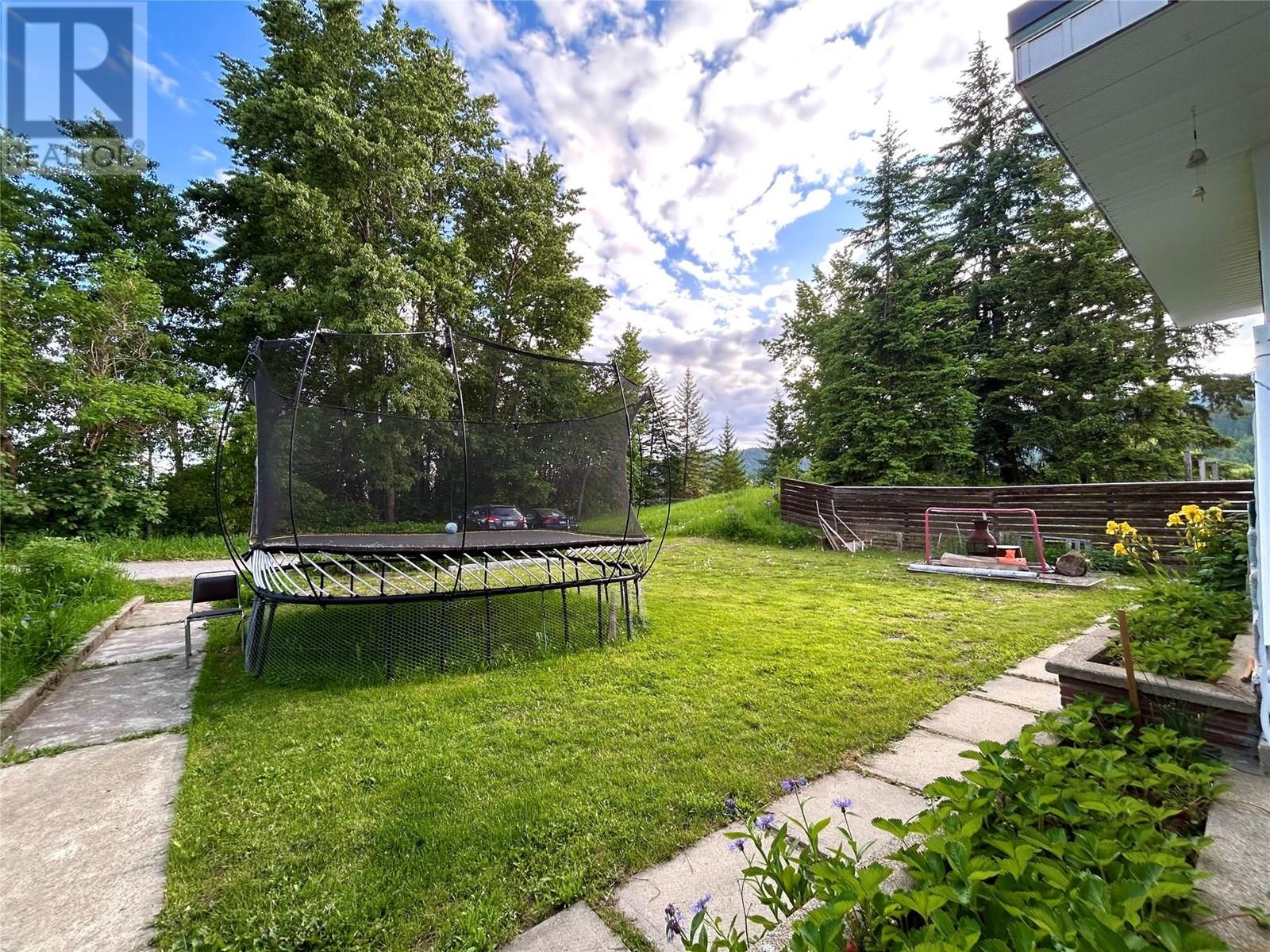 2120 Third Avenue, Rossland, British Columbia  V0G 1Y0 - Photo 11 - 10349304