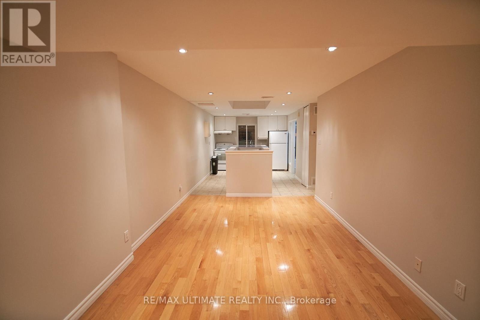 UPPER - 35 LONGBOAT AVENUE, Toronto, Ontario