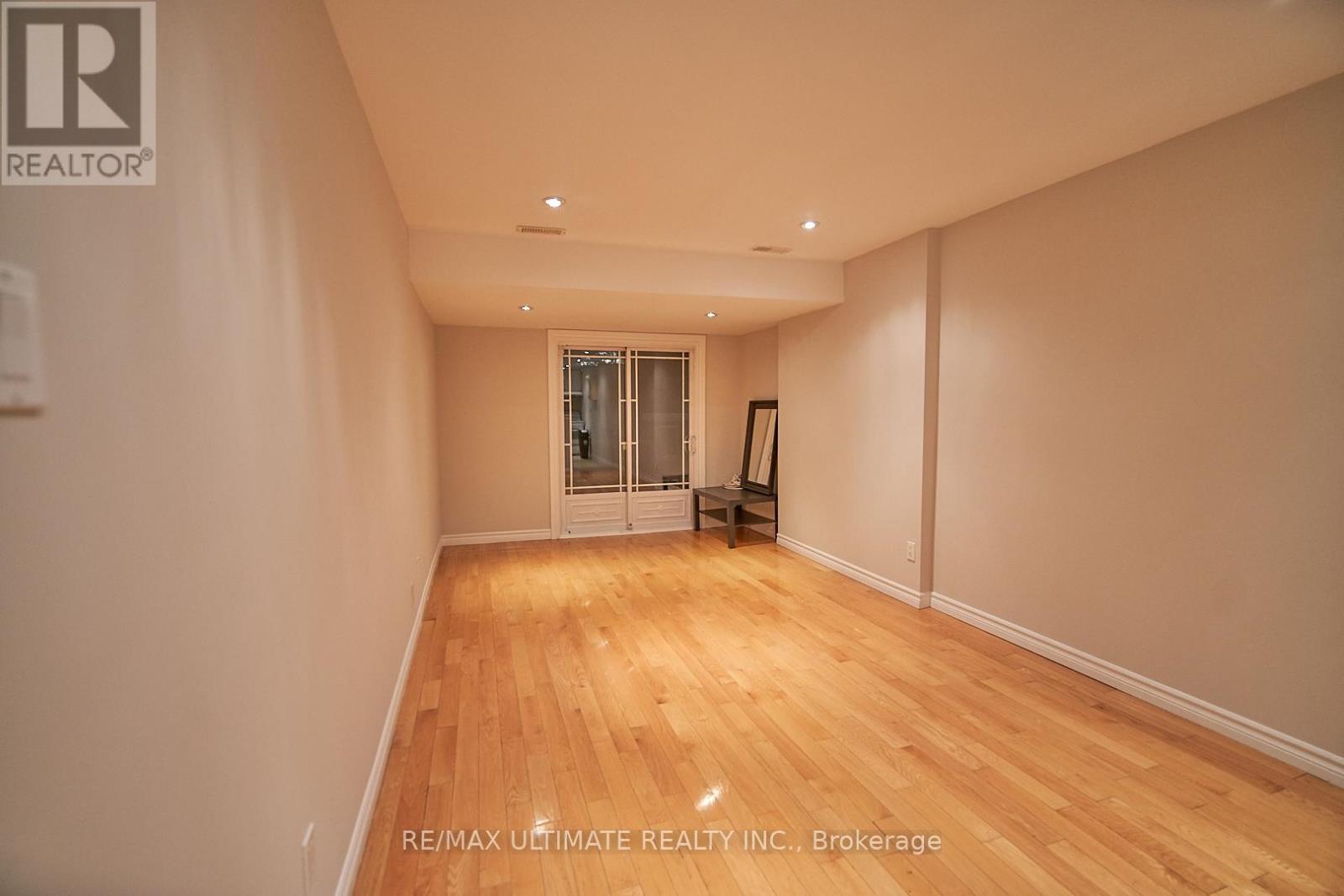 Upper - 35 Longboat Avenue, Toronto, Ontario  M5A 4C9 - Photo 2 - C12211362