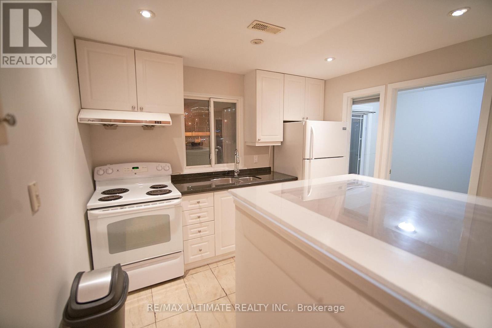Upper - 35 Longboat Avenue, Toronto, Ontario  M5A 4C9 - Photo 3 - C12211362