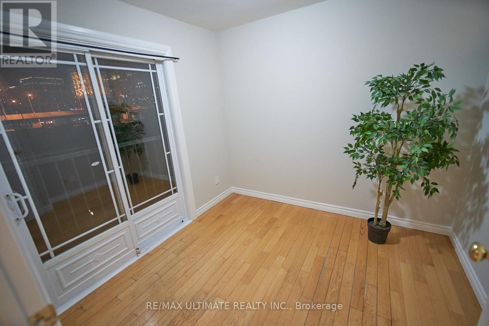 Upper - 35 Longboat Avenue, Toronto, Ontario  M5A 4C9 - Photo 4 - C12211362