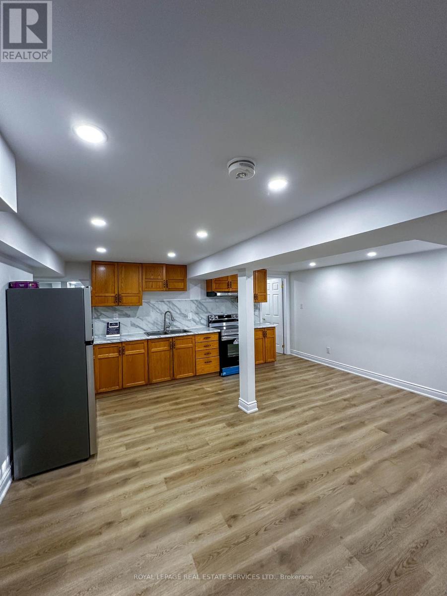 6509 Warbler Lane, Mississauga, Ontario  L5N 6E1 - Photo 2 - W12211347