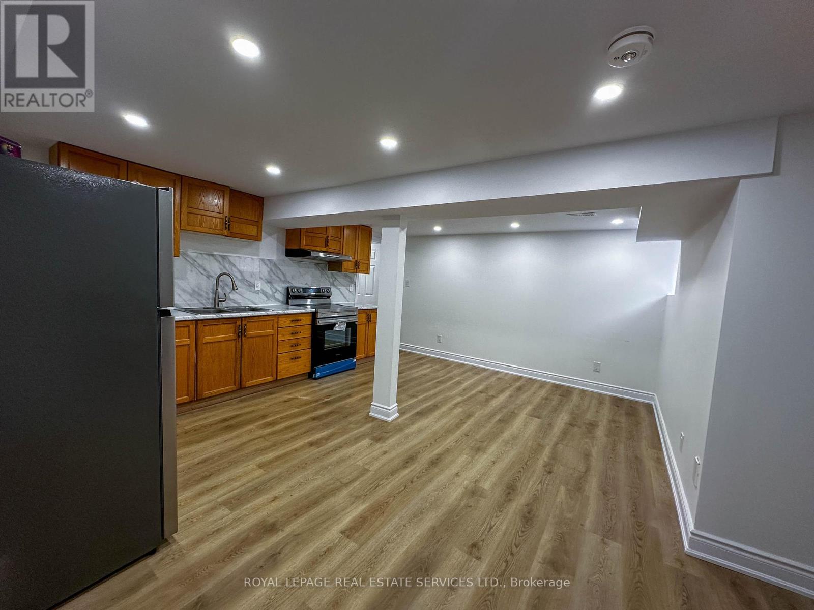 6509 Warbler Lane, Mississauga, Ontario  L5N 6E1 - Photo 3 - W12211347