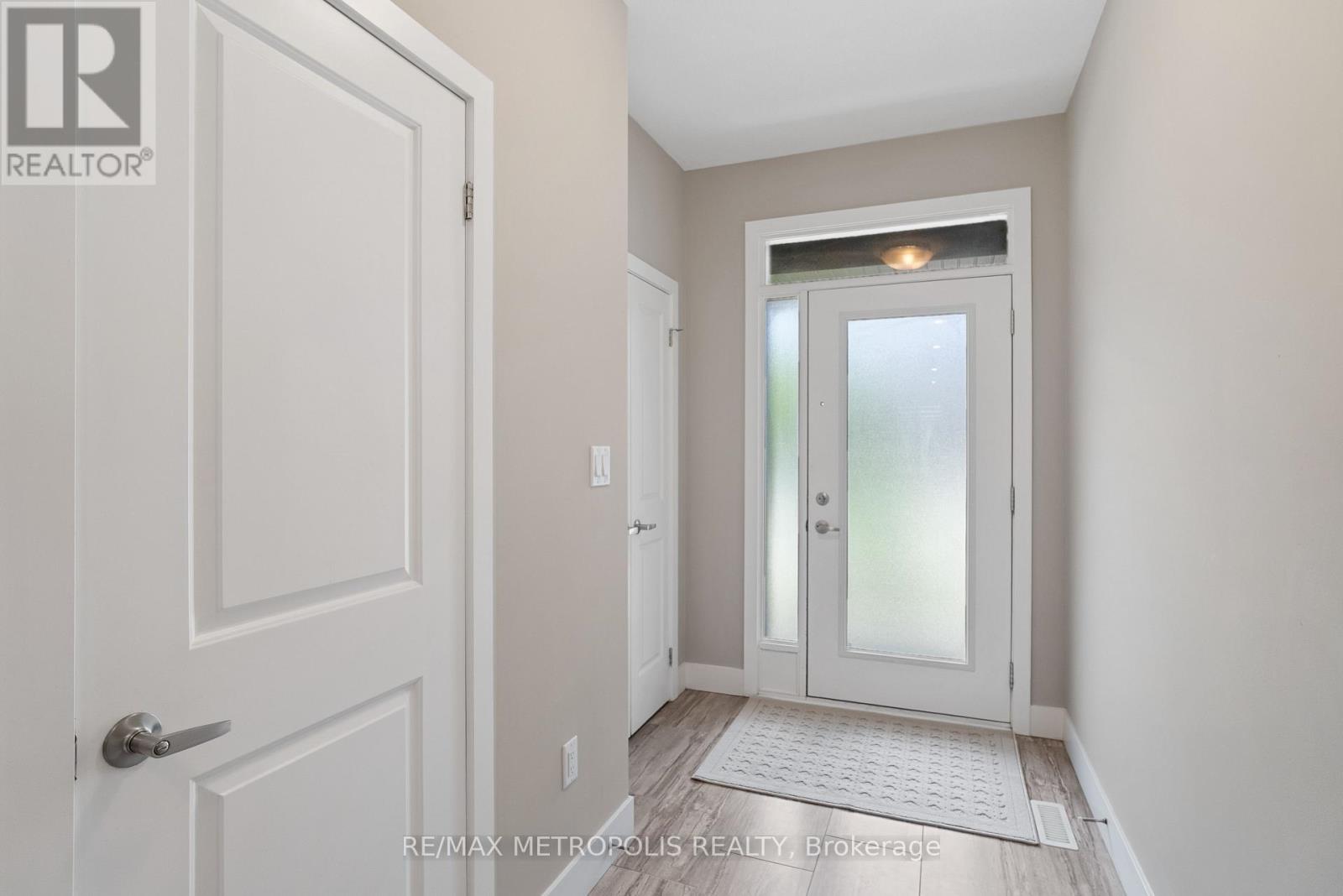 93 - 1960 Dalmagarry Road, London North (North E), Ontario  N6G 5B1 - Photo 5 - X12211335