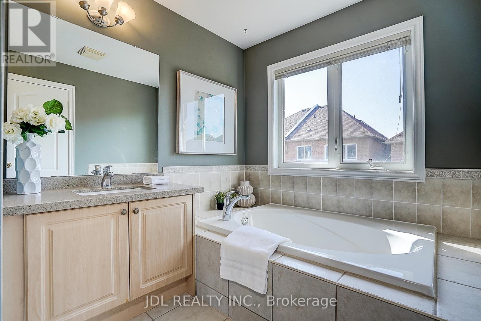 64 Pillar Rock Crescent, Markham, Ontario  L6C 3H4 - Photo 24 - N12182977