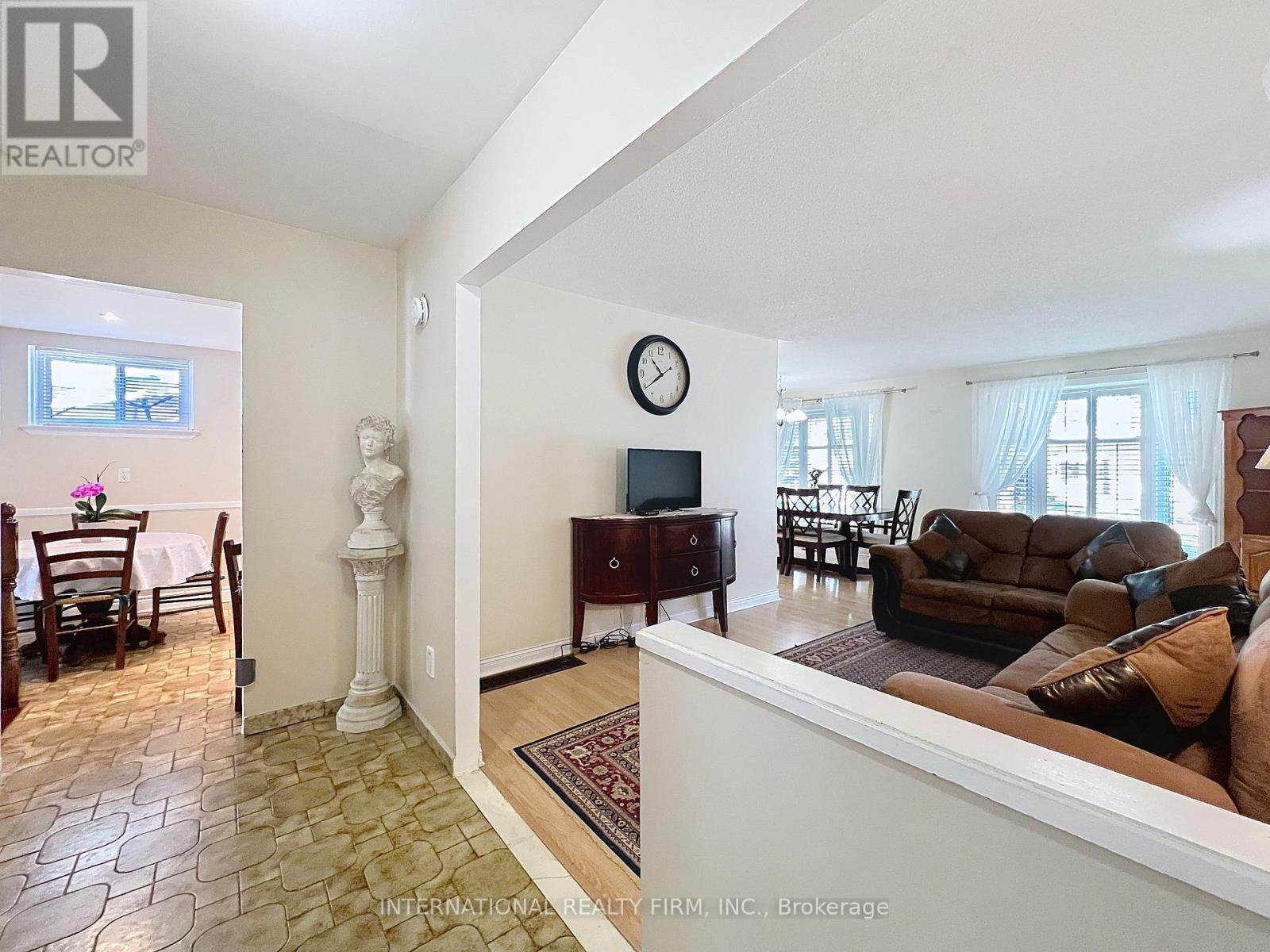 3602 Dunrankin Drive, Mississauga, Ontario  L4T 1V9 - Photo 4 - W12186993