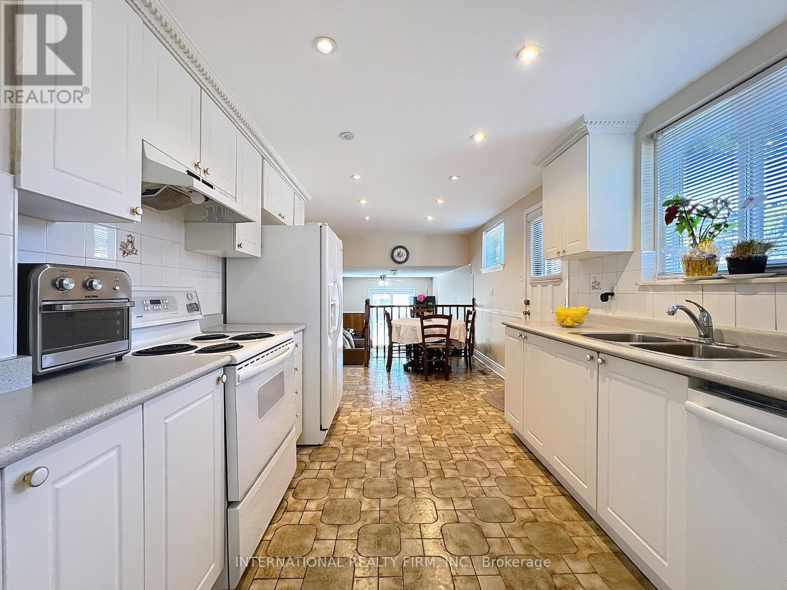 3602 Dunrankin Drive, Mississauga, Ontario  L4T 1V9 - Photo 9 - W12186993