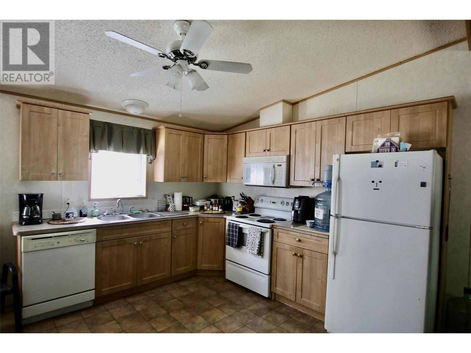 16 Pinewood Place, Tumbler Ridge, British Columbia  V0C 2W0 - Photo 3 - 10350686