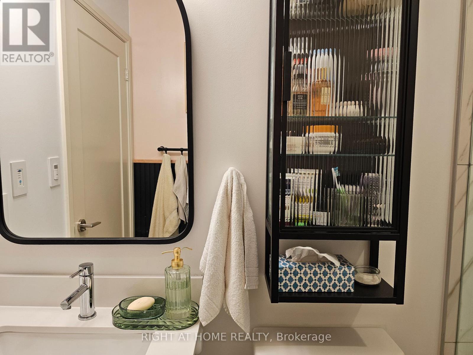 210 - 576 Front Street W, Toronto, Ontario  M5V 0P8 - Photo 33 - C12210585
