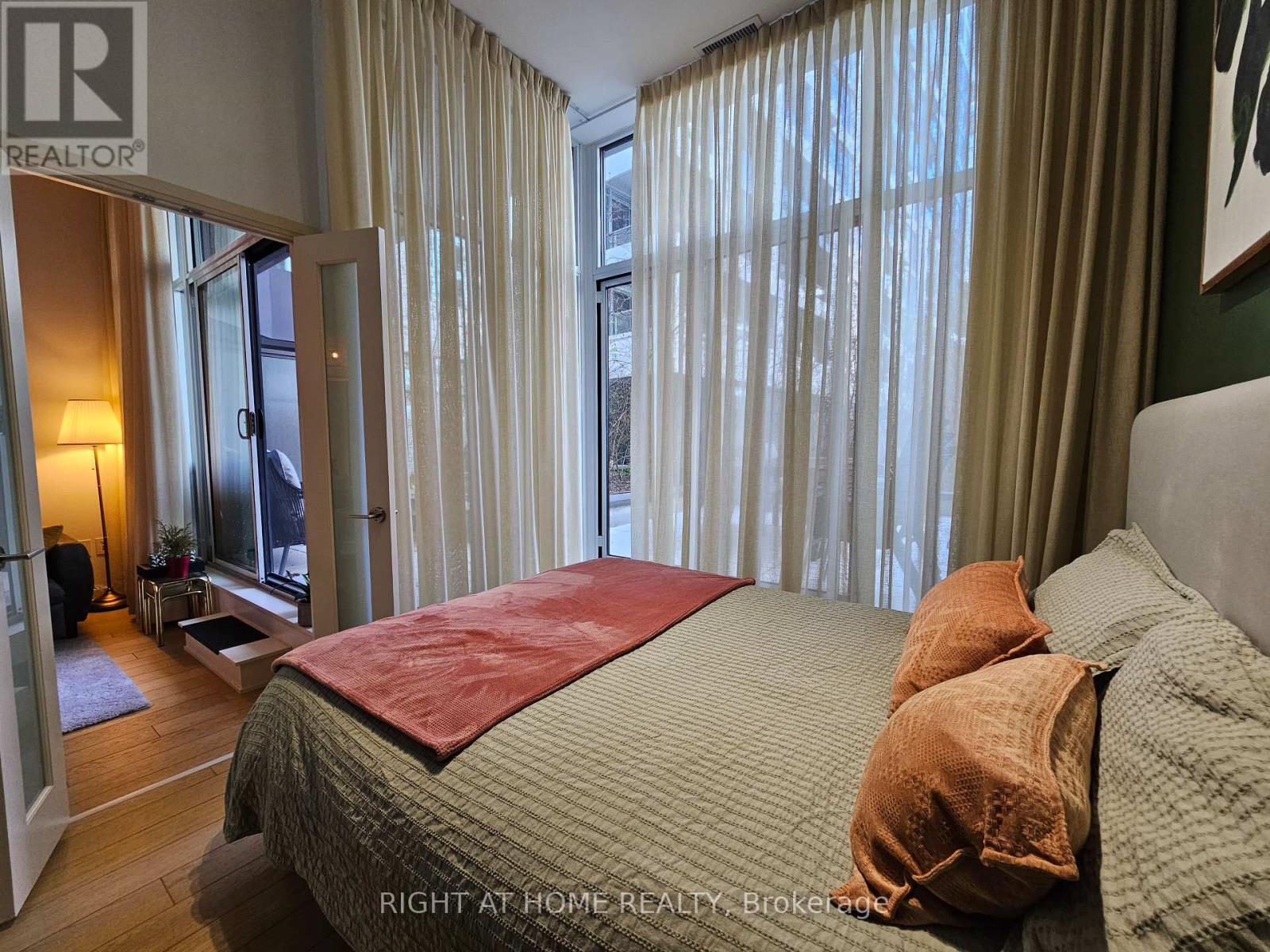 210 - 576 Front Street W, Toronto, Ontario  M5V 0P8 - Photo 8 - C12210585