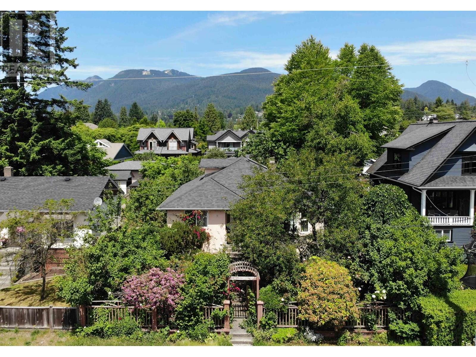 342 E 13TH STREET, North Vancouver, British Columbia