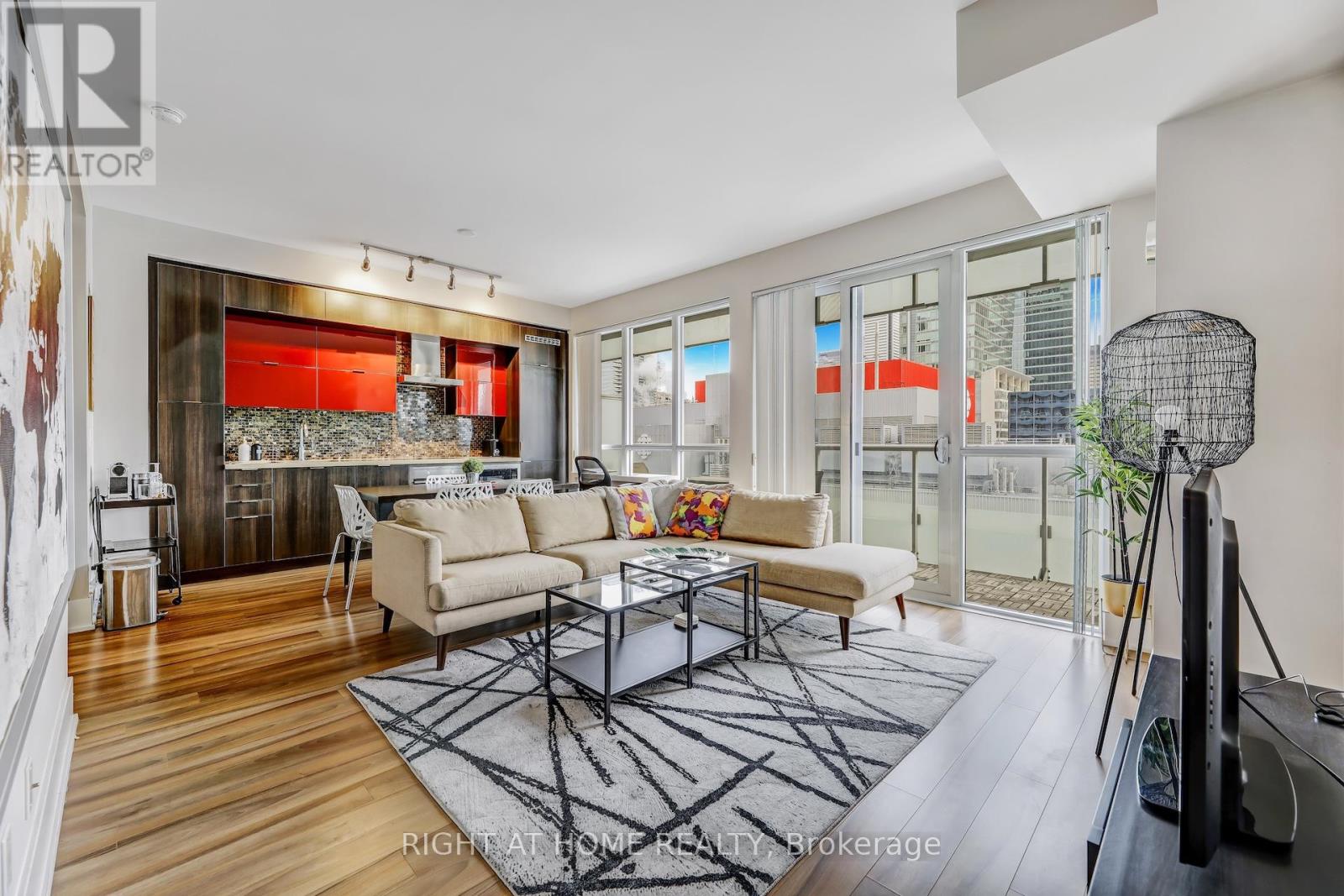 <div class="slider-price">$685,000</div><p>1909 - 300 Front St. Street W, Toronto, Ontario</p>