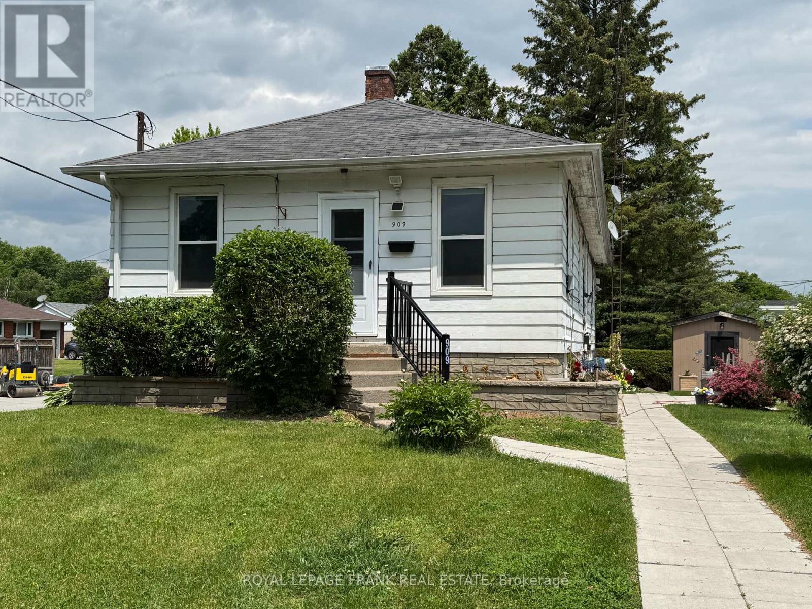 1 - 909 Masson Street, Oshawa, Ontario  L1G 5B1 - Photo 1 - E12206135