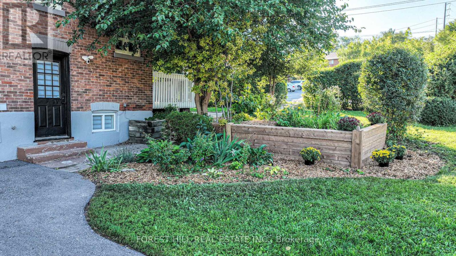 24 Penetang Street, Barrie, Ontario  L4M 1V6 - Photo 2 - S12211372