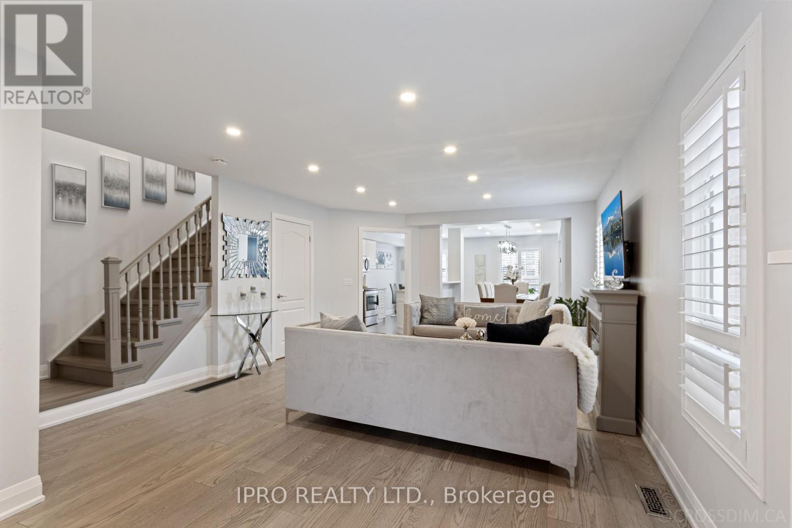 3814 Ridgepoint Way, Mississauga, Ontario  L5N 7T7 - Photo 4 - W12211365