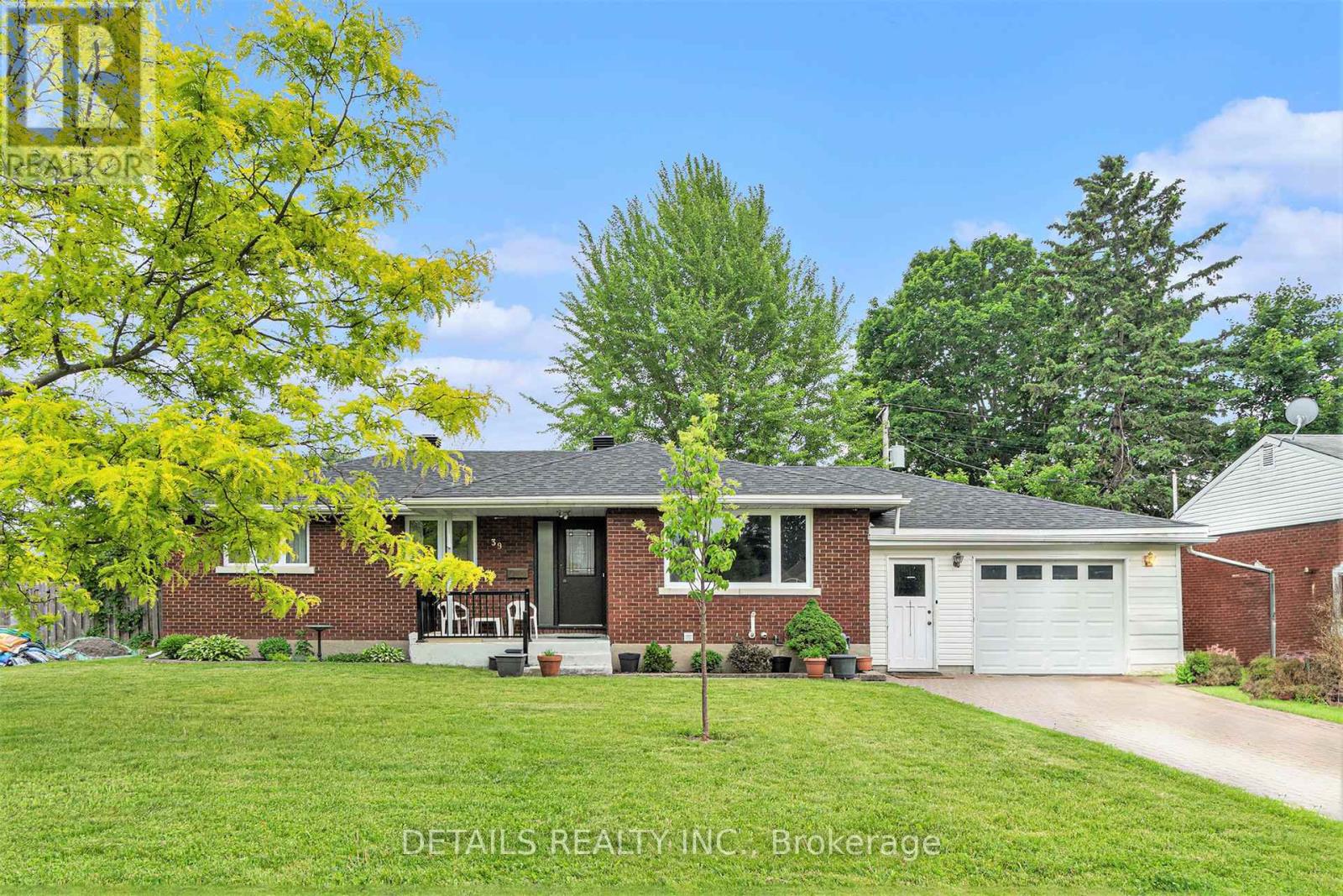 39 ROUNDHAY DRIVE, Ottawa, Ontario